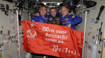 Роскосмос планирует передать Знамя Победы на МКС к 9 Мая